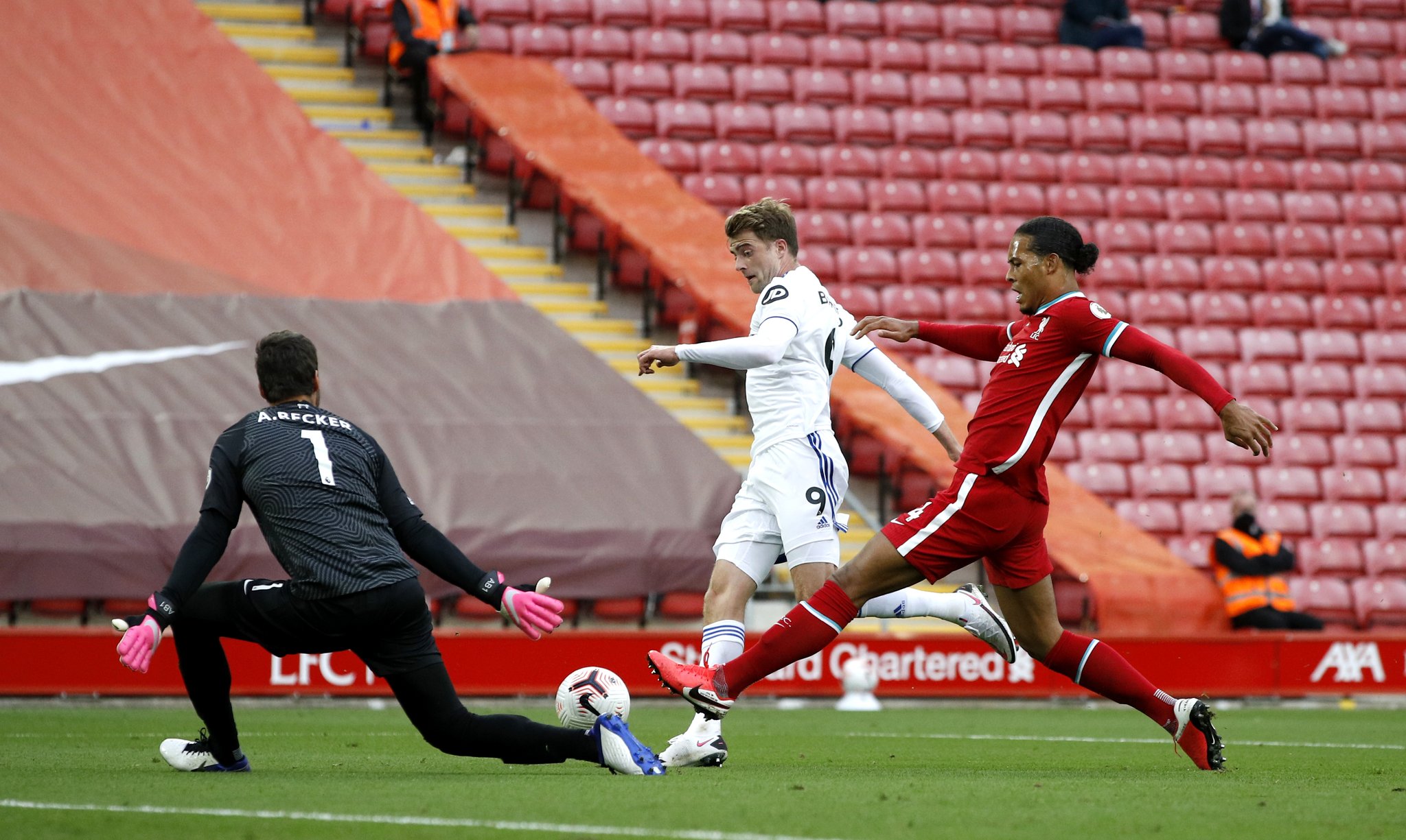 德天空：保罗-万纳受伤情况并不严重，预计将在两周后回归.