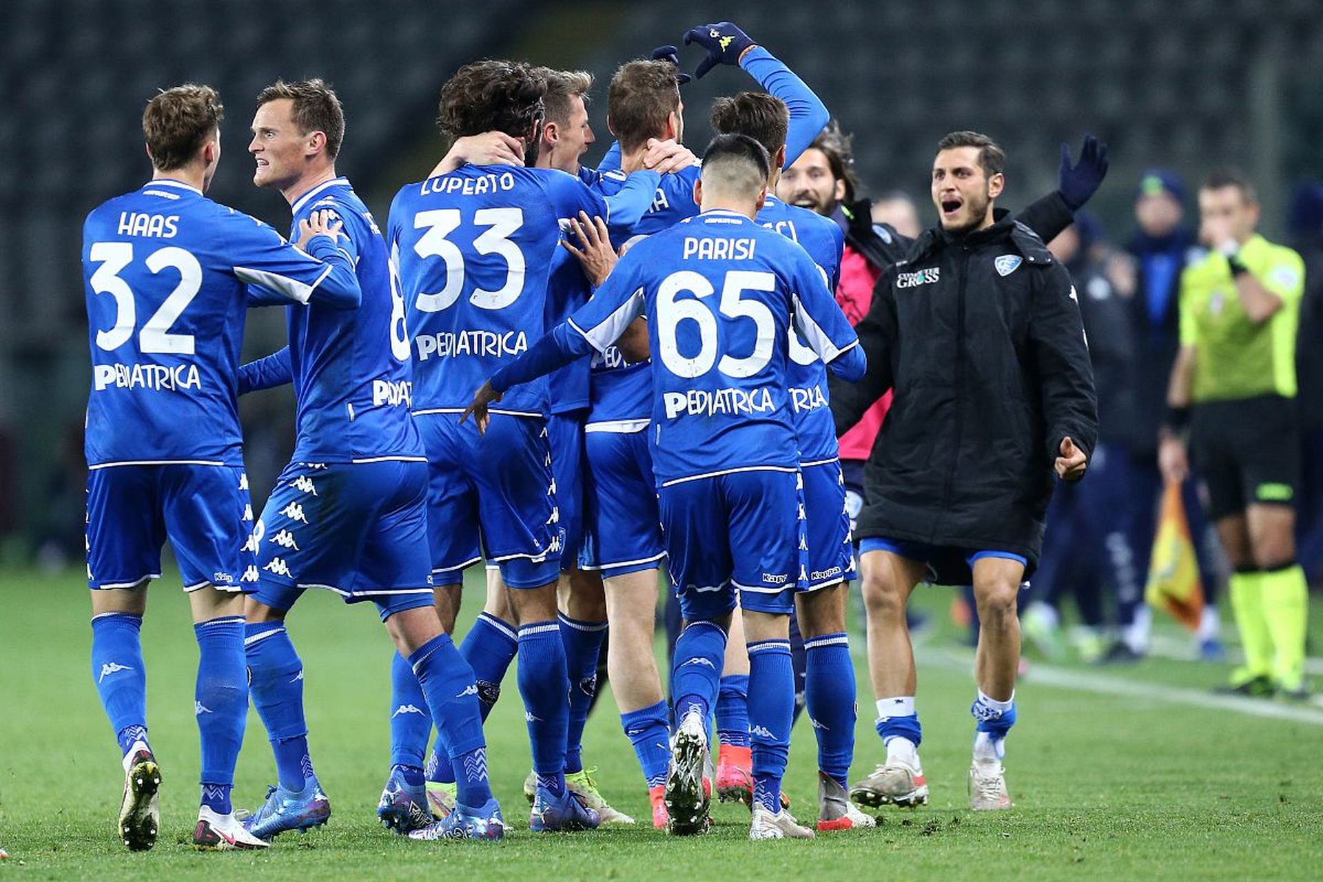 德甲末轮生死战：杨晨大力爆射破门，助法兰克福成功保级.